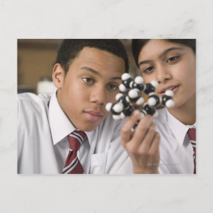 Postal Estudiantes mirando el modelo molecular