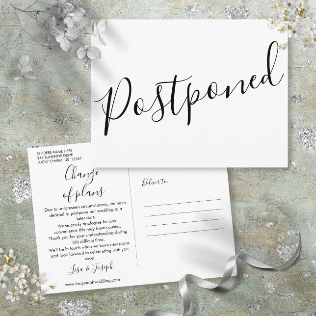 Postal Evento pospuesto de guion minimalista moderno (Modern Minimalist Script Postponed Event Postcard
)