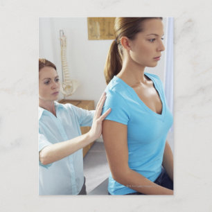 Postal Examen quiropráctico de la columna torácica.