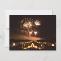 Exhibición de fuegos artificiales sobre los jardin