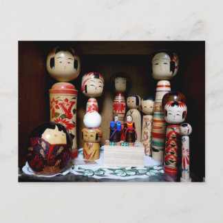 Postal Exhibición de muñecas kokeshi japonesas