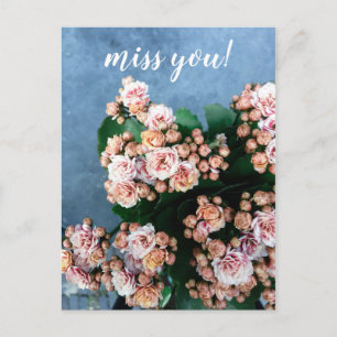 Postal extrañar el hipster rosa de las flores silvestres