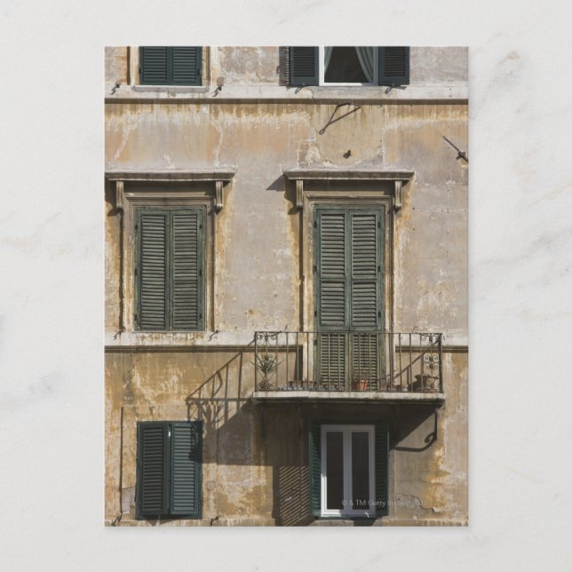 Postal fachada de edificio con balcón y persiana (Anverso)