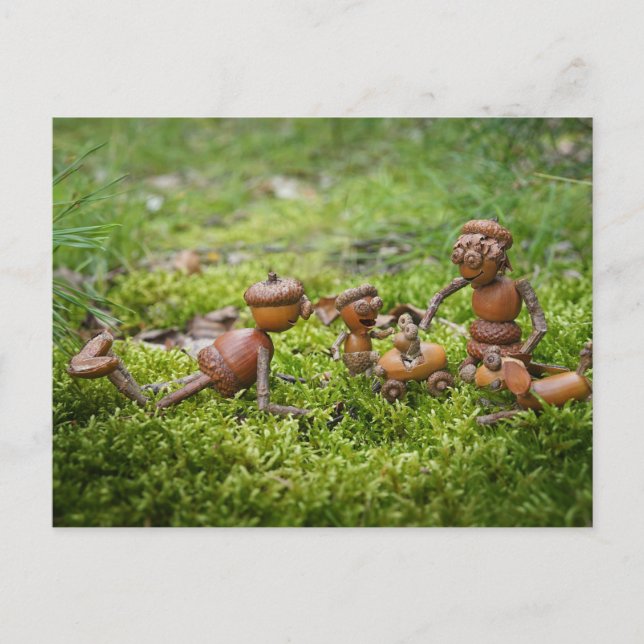 Postal Familia Acorn elves en el musgo - familia (Anverso)