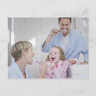 Postal Familia cepillando dientes juntos