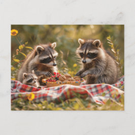 Postal Familia de mapache que tiene un picnic