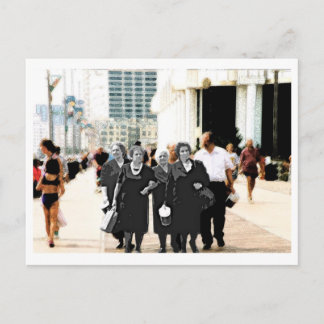 Postal Familia en paseo marítimo