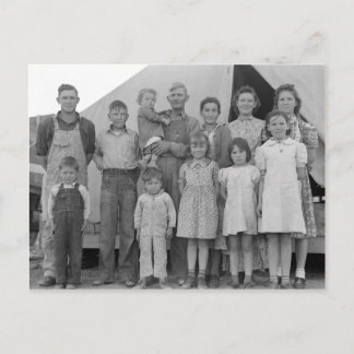 Postal Familia migratoria durante cosecha del guisante --