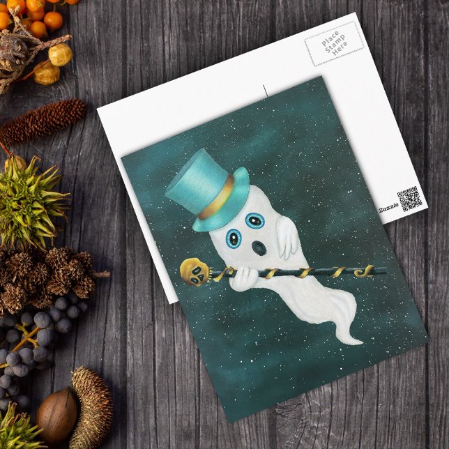 Postal Fantasma flotante blanca en un caparazón de sombre (Silly ghost wearing blue top hat with gold skull cane on misty blue night sky with stars postcard.)