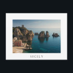 Postal Faraglioni y Tonnara en Scopello, Sicilia<br><div class="desc">Postal de las famosas rocas de I Faraglioni en el mar mediterráneo y el edificio rojo de Tonnara en la ciudad de Scopello,  cerca de la reserva natural Lo Zingaro en la costa norte de la isla de Sicilia,  Italia con una frontera blanca y el texto 'Sicilia'.</div>