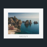 Postal Faraglioni y Tonnara en Scopello, Sicilia<br><div class="desc">Postal de las famosas rocas de I Faraglioni en el mar mediterráneo y el edificio rojo de Tonnara en la ciudad de Scopello,  cerca de la reserva natural Lo Zingaro en la costa norte de la isla de Sicilia,  Italia con una frontera blanca y el texto 'Sicilia'.</div>