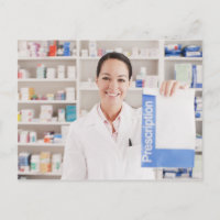 Farmacéutico con receta en farmacia