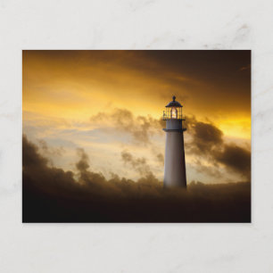 Postal Faro brillando bajo un cielo dramático