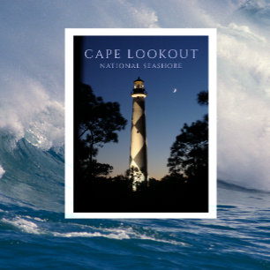 Postal Faro de Cape Lookout por la noche