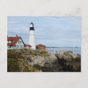 Postal Faro de Portland Headlight en la orilla rocosa