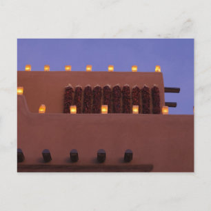 Postal Farolitos tradicionales iluminan estructuras de ad