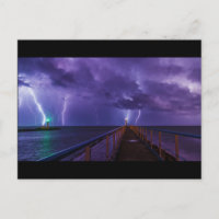 Faros en una tormenta de lluvia púrpura