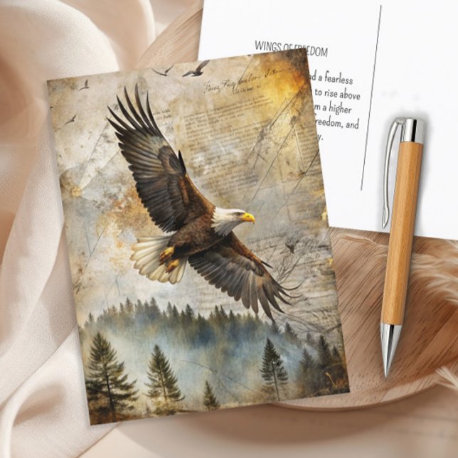 Postal Fauna natural de la especie de la especie de Pino  (Bald eagle in flight, rustic pine forest postcard)