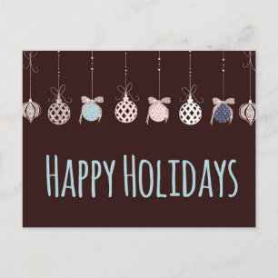 Postal Felices fiestas colgando los adornos