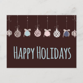 Postal Felices fiestas colgando los adornos