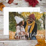 Postal Felices Fiestas Familia Foto Moderna Moda Minimali<br><div class="desc">Elegante postal de Happy Holidays con hermosa tipografía cursiva blanca. Esta moderna y minimalista tarjeta postal de la familia de vacaciones cuenta con un magnífico guión y tu nombre en blanco sobre la imagen completa de la sangre.</div>