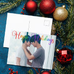Postal Felices Fiestas Guiones Arcoiris Foto Pareja LGBTQ<br><div class="desc">Elegante postal de Happy Holidays con hermosa tipografía cursiva arcoiris. Esta moderna tarjeta postal de la familia de las vacaciones LGBTQ incluye un guión magnífico y tu nombre en blanco sobre la imagen completa de una pareja LGBT. Personaliza el mensaje de tus Navidades en la parte de atrás.</div>