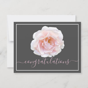 Postal Felicitaciones por el fondo gris rosa rosa