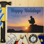 Postal Feliz feriado Personalizado Construcción Empresa S<br><div class="desc">Un obrero de la construcción se agacha frente a una hermosa puesta de sol en esta hermosa postal de Felices Fiestas. Una linda postal personalizada de una empresa de construcción o Navidades de negocios de constructores de casas.</div>