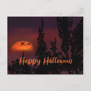 Postal Feliz gato de Halloween en la escoba de brujas