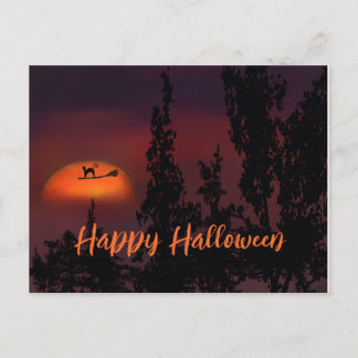 Postal Feliz gato de Halloween en la escoba de brujas