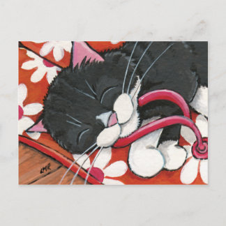 Postal Feliz gato de Tuxedo dormido en un par de chanclet