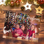 Postal Feliz Navidad Elegante Guión Blanco Sobreposición<br><div class="desc">Elegante postal navideña con hermosa tipografía cursiva en blanco. Esta moderna postal familiar de vacaciones cuenta con un magnífico guión y tu nombre en blanco sobre la imagen completa de la sangre. Postales festivas y minimalistas.</div>