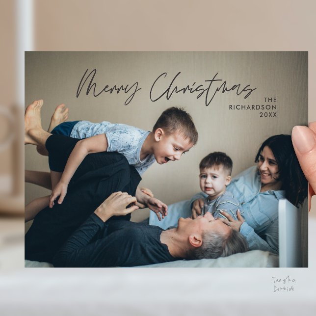 Postal Feliz Navidad Foto Familiar Moderna Mínima (Merry Christmas Family Photo Modern Minimal Postcard in Charcoal Grey)