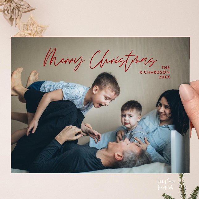 Postal Feliz Navidad Foto Familiar Moderna Mínima (Merry Christmas Family Photo Modern Minimal Postcard in Burgundy Red Wine)