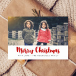 Postal Feliz Navidad moderna foto en blanco y rojo<br><div class="desc">Una tipografía moderna de brochas para esta colección de tarjetas de fotos de Navidad. Para personalizar con tu foto familiar favorita. También puede cambiar fácilmente el color del tipo de letra a su gusto.</div>