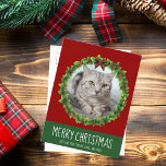 Postal Feliz Navidad Wreath lindo Personalizado gato foto<br><div class="desc">Hermosa tarjeta postal de Navidades mascotas personalizados con una corona verde de vacaciones con un fondo rojo de color blanco. Reemplace con la foto de su gato en el centro de la corona o agregue una imagen de gatito para sus amigos y familia. Feliz Navidad está escrito en blanco.</div>