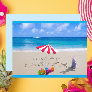 Postal Feliz Pascua en la playa tropical costera de arena