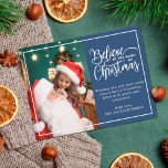 Postal Festiva 2 fotos familiares azul Creer en magia de Navidade<br><div class="desc">Postal de saludo de vacaciones moderna con uno de sus retratos favoritos de la familia de Navidades a la izquierda complementado con un marco de Relieve metalizado de oro real y una frase que dice "Creer en la magia de los Navidades" a la derecha sobre un fondo azul clásico, personalizable...</div>