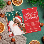 Postal Festiva 2 fotos familiares rojo Creer en magia de Navidade<br><div class="desc">Postal de saludo de vacaciones moderna con uno de sus retratos favoritos de la familia de Navidades a la izquierda complementado con un marco de Relieve metalizado de oro real y una frase que dice "Creer en la magia de los Navidades" a la derecha sobre un fondo rojo festivo clásico,...</div>