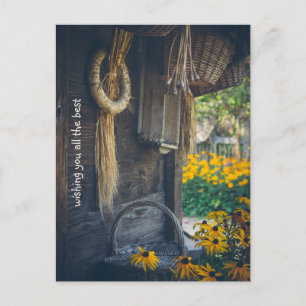 Postal Festiva Acogedora casa de campo con flores amarillas