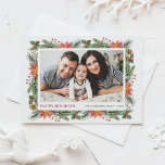 Postal Festiva Agujas de pino botánico y foto de marco de poinset<br><div class="desc">¡Felices Fiestas! Envíe sus deseos y saludos de vacaciones a la familia y amigos con esta tarjeta postal de fotos de Navidades florales de personalizable. Cuenta con pinares acuáticos, agujas de pino, hoyos, bayas y poinsettia. Personalice agregando nombres, mensajes y una foto horizontal. Esta tarjeta postal antigua de vacaciones florales...</div>