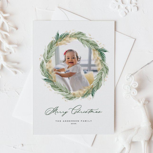 Postal Festiva Agujas de pino dorado Wreath Merry Christmas Photo (Faux Gold Foil Pine Needles Wreath Merry Christmas Photo Holiday Postcard)