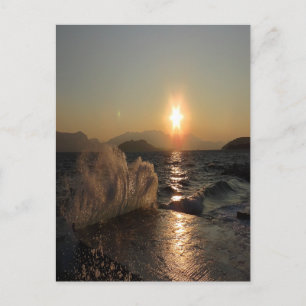 Postal Festiva Atardecer en el rompeolas de Croacia – Olas de Bur