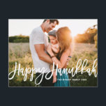 Postal Festiva Audaz caligrafía moderna feliz foto de Hanukkah<br><div class="desc">¡Feliz Hanukkah! Enviar los deseos de Hanukkah a la familia y amigos con esta postal de personalizable Hanukkah. Cuenta con caligrafía moderna. Personalice agregando nombres y una foto. Esta caligrafía Happy Hanukkah postcard está disponible en otros cardstock.</div>