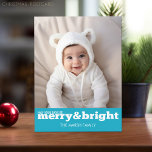 Postal Festiva Audaz foto moderna - Blanco azul<br><div class="desc">Que tus días sean alegres y brillantes. En la parte delantera se incluye una imagen vertical completa. Un diseño vacacional sencillo y elegante que destaca tus fotos. Si tiene algún problema con las imágenes o el texto, haga clic en el botón personalizar y podrá mover las cosas y hacer cambios....</div>