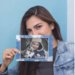 Postal Festiva Azul acuarela Copas de nieve Hanukkah Holiday Phot<br><div class="desc">Agradable y divertido, esta postal es la manera perfecta de enviar saludos de temporada a amigos y familiares. Presenta una nube de color azul con nieve blanca y bokeh. Cambie la plantilla de la foto a la suya. La parte frontal y posterior tienen texto que se puede cambiar para que...</div>