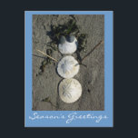 Postal Festiva Beach Snowman<br><div class="desc">Postal con foto de un muñeco de nieve hecho con dólares de arena y otros objetos de playa. El texto del personalizable dice "Saludos de la temporada"</div>