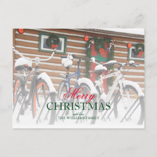 Postal Festiva Bicicletas recubiertas de nieve cerca de un Lodge 