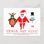 Postal Festiva Black Santa Snowman Reindeer Mask Peace Out 2020<br><div class="desc">Navidades divertidos y postal de Año Nuevo celebrando el próximo final de un duro 2020. Un muñeco de nieve y reno personalizado, liderado por un Santa Claus retro y fresco, llevan máscaras en la cara por encima de "¡Paz fuera 2020!" en tipografía divertida roja. Puedes personalizar el mensaje "Peace Out",...</div>