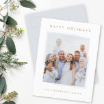 Postal Festiva Blanco sencillo mínimo | Foto familiar de Navidade<br><div class="desc">Postal fotográfica de vacaciones simple, elegante y de moda con una tipografía minimalista moderna que cita "Felices Fiestas" en oro sobre un fondo blanco simple y transparente con esquinas de fotos de gran tamaño de color gris claro y suave. El nombre, el año y el saludo se pueden personalizar fácilmente...</div>